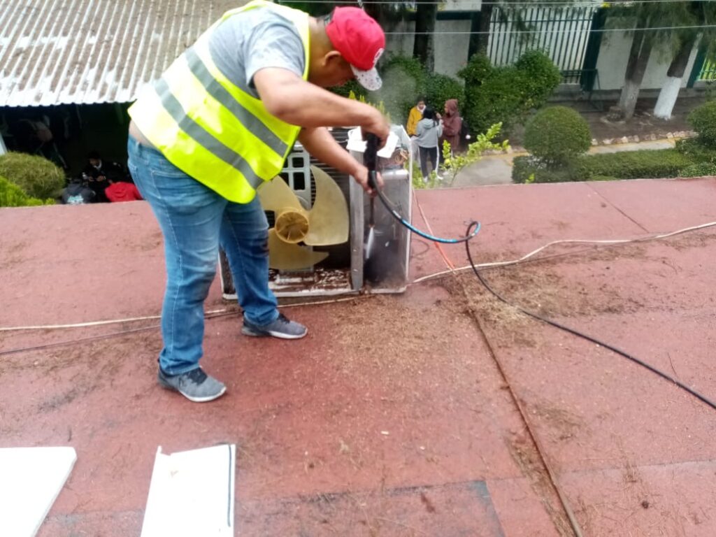 Proporcionar soluciones de refrigeración innovadoras y sostenibles, superando las expectativas de nuestros clientes al garantizar la eficiencia energética, la calidad y la confiabilidad en cada producto. Nos comprometemos a contribuir al bienestar de la sociedad mediante la creación de sistemas de refrigeración que preserven los recursos y reduzcan el impacto ambiental. Contamos con una capacidad de reacción en situaciones de urgencia a nuestros clientes dentro del territorio mexicano con el fin de prolongar la vida util de los equipos frigoríficos danos constantes dando soluciones profecionales.